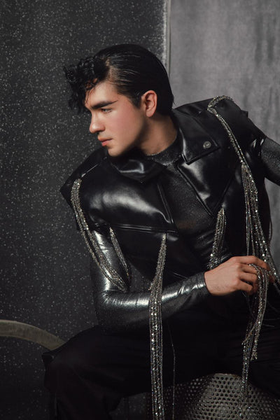 Crop puffer jacket con tira de cristales y acrílicos.