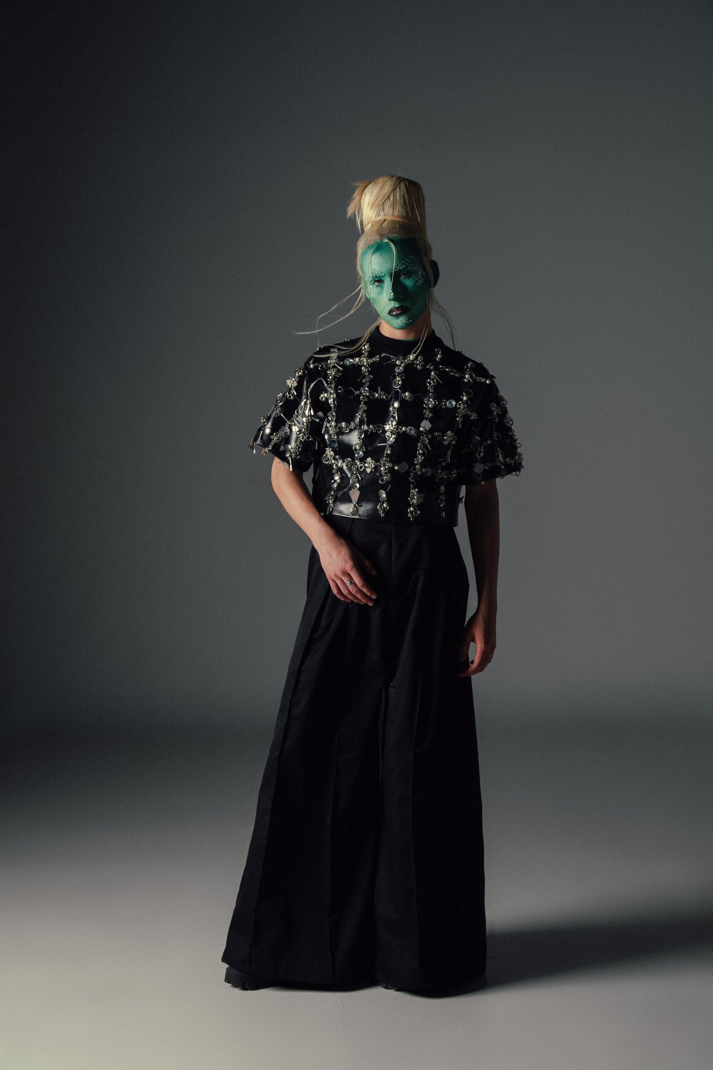 Camisa Crop “Relic Net” - Arte y Moda en Movimiento
