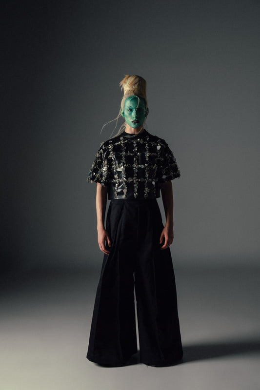 Camisa Crop “Relic Net” - Arte y Moda en Movimiento