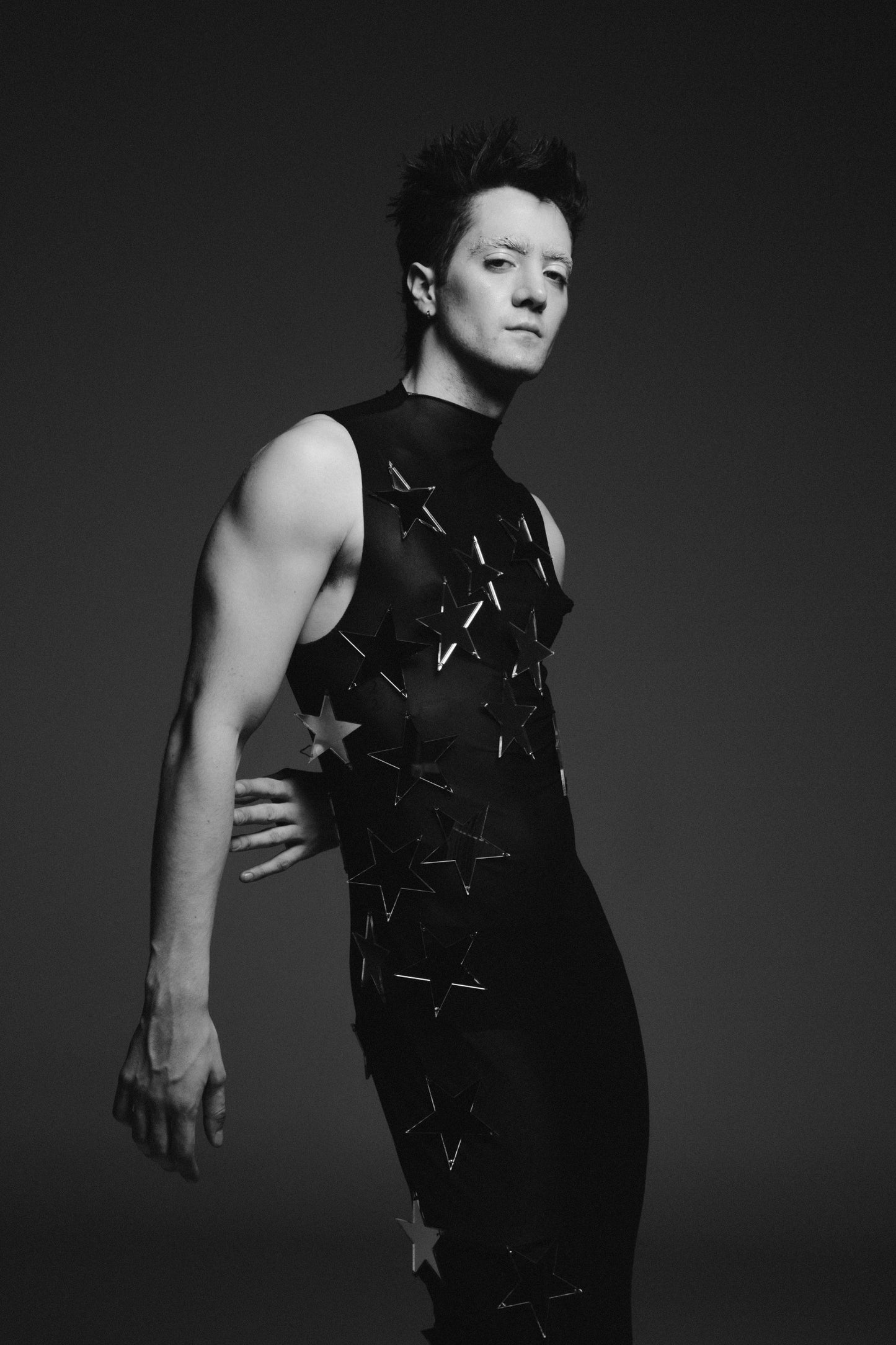 “Shooting Star Dress” - Minimalismo Futurista con Detalles Cósmicos