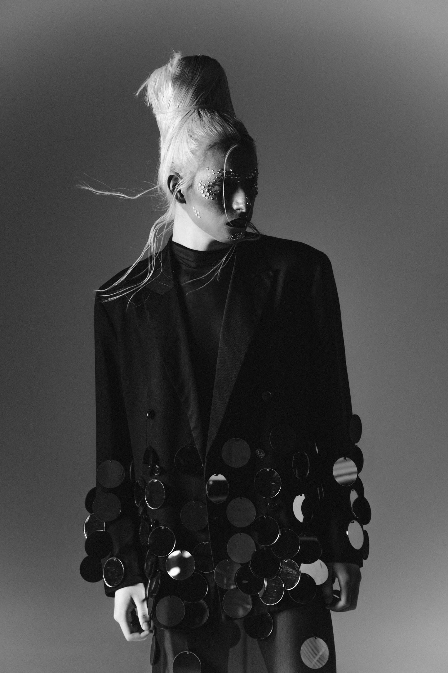“Lunar Eclipse Coat” - Misterio y Reflejos Cósmicos