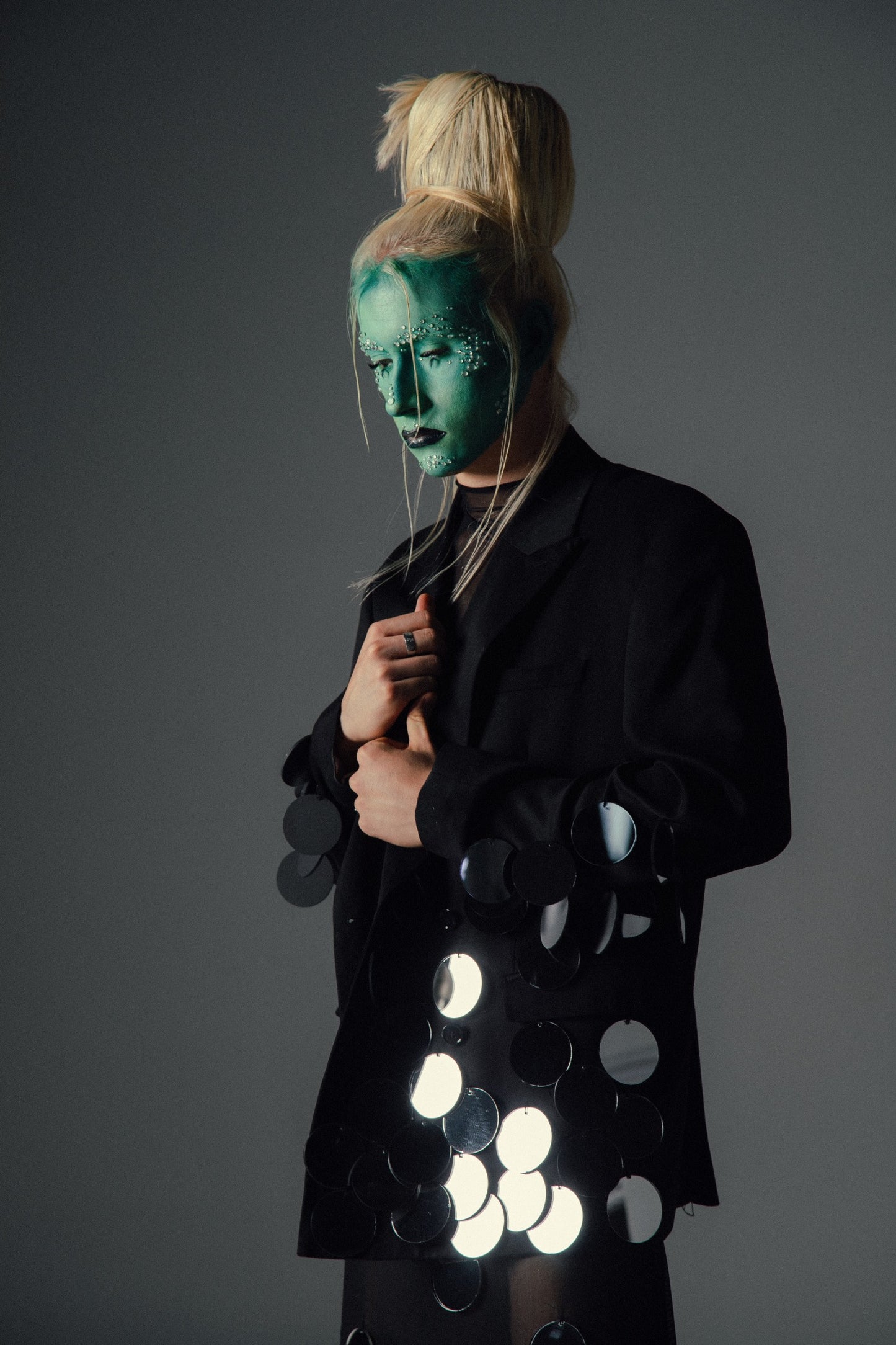 “Lunar Eclipse Coat” - Misterio y Reflejos Cósmicos