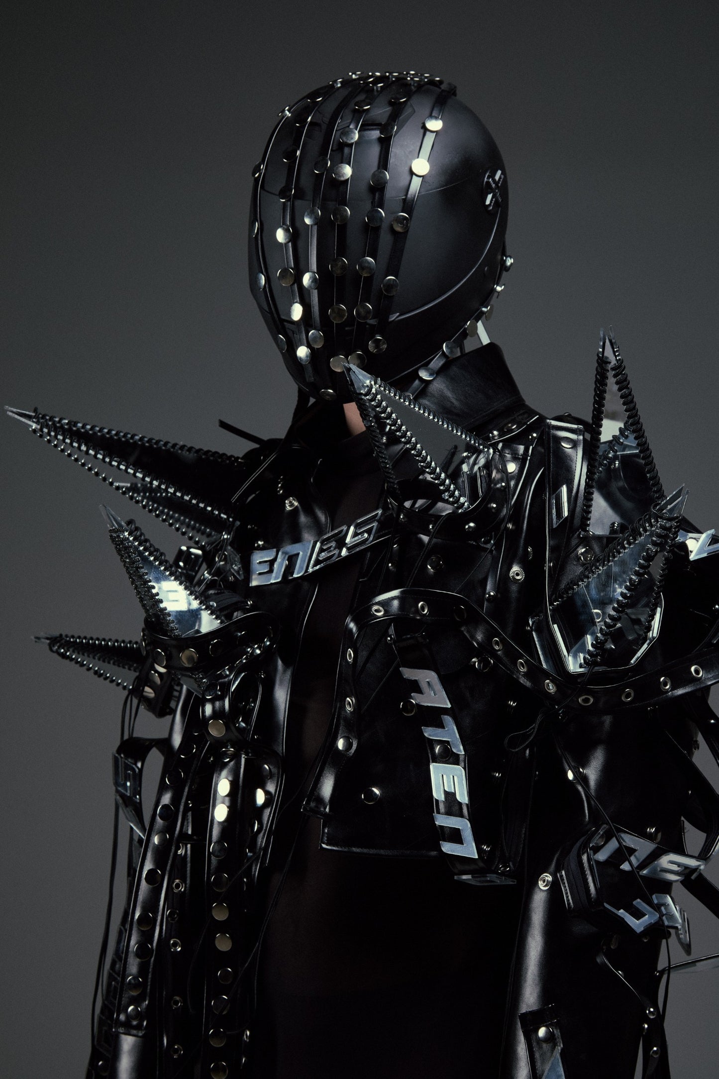 Chamarra “Armor Rebel” - Pieza Statement Futurista