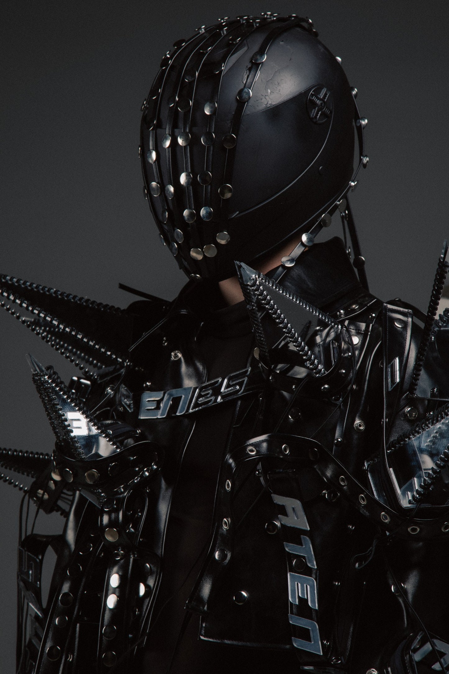 Chamarra “Armor Rebel” - Pieza Statement Futurista