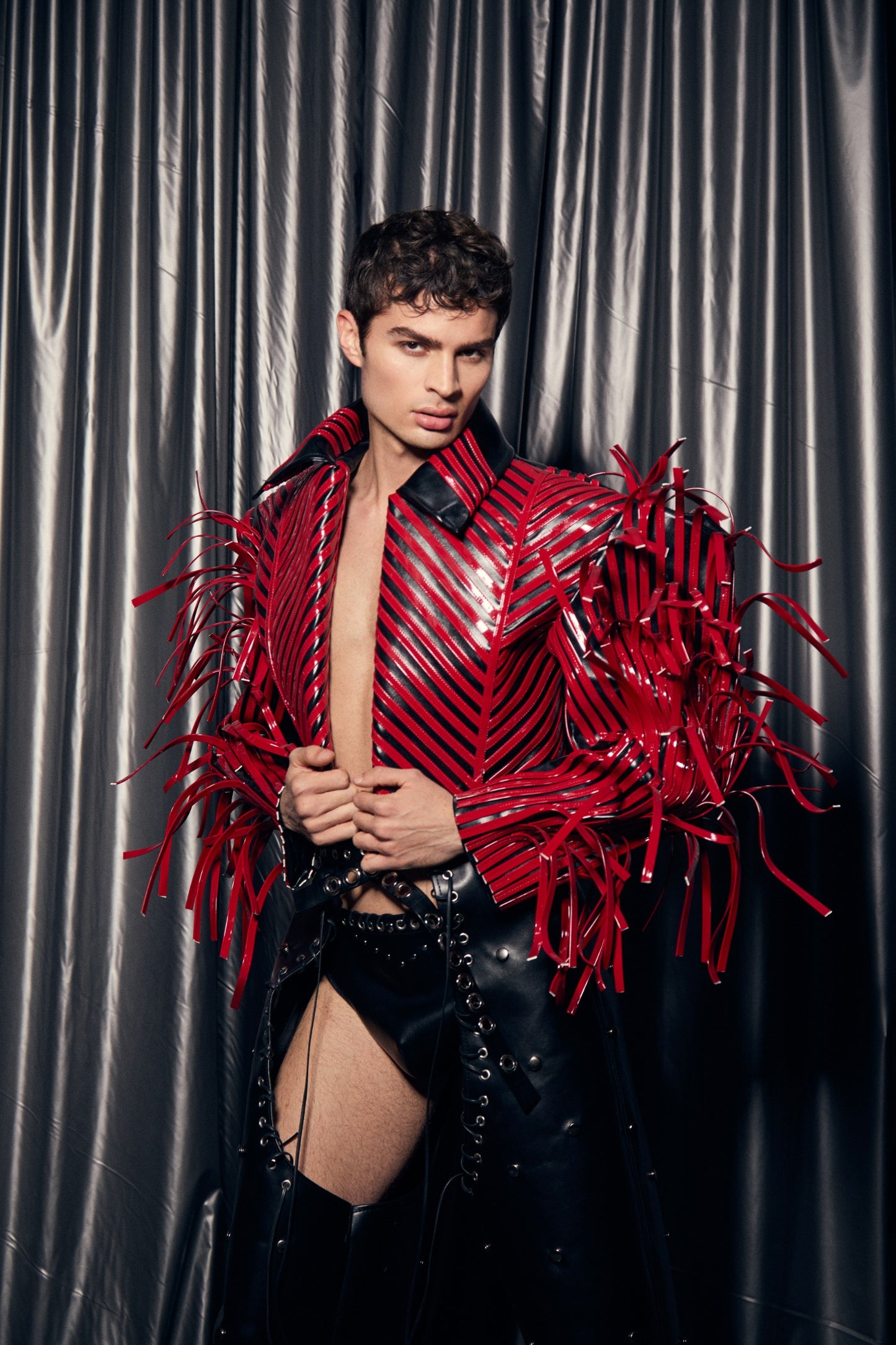Chamarra “Crimson Frenzy” - Poder y Movimiento en Clave Glam Rock