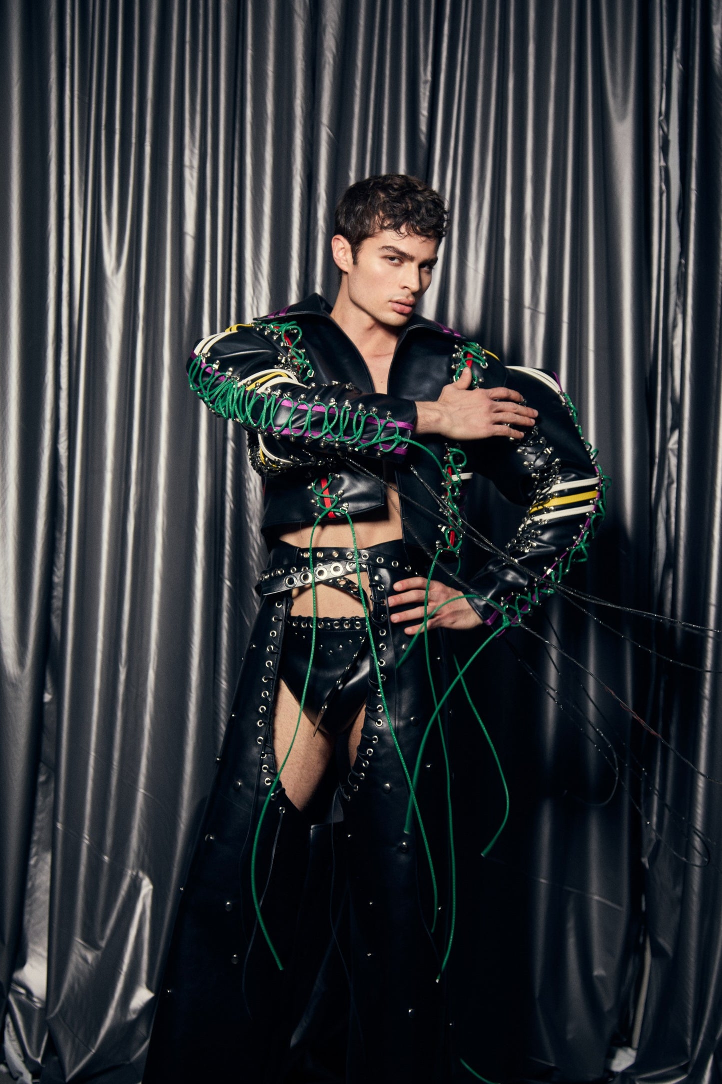 Chamarra “Electric Pulse” - Glam Rock con un Toque Futurista y Athleisure